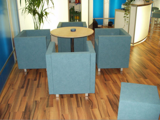 Abgehngte Stoffdecke Leuchtsule und Leuchtwand mit Leuchttheke und farblich abgestimmten Barhockern und Sesseln eigens fr den Messestand hergestellt