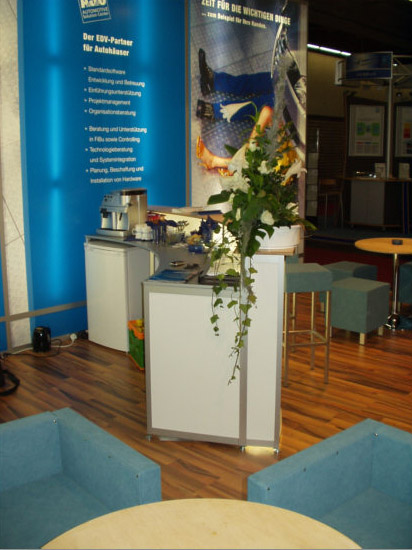 Abgehngte Stoffdecke Leuchtsule und Leuchtwand mit Leuchttheke und farblich abgestimmten Barhockern und Sesseln eigens fr den Messestand hergestellt