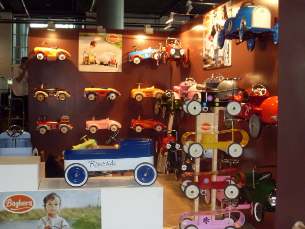 Kleiner Messestand fr einen Spielzeughersteller von Tretautos