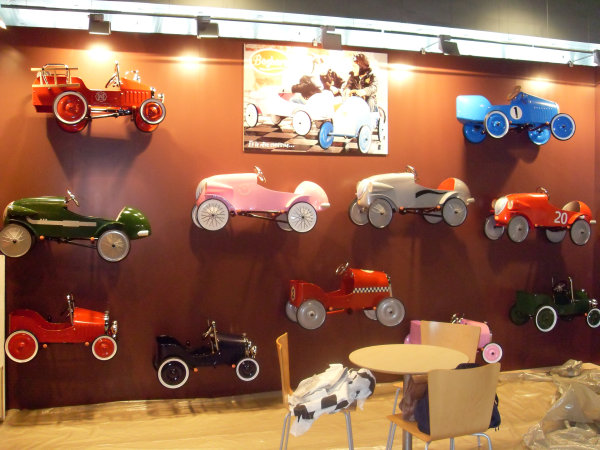 Kleiner Messestand fr einen Spielzeughersteller von Tretautos