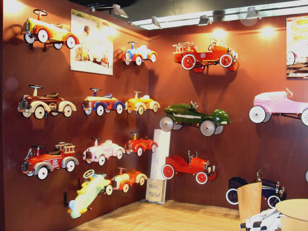 Kleiner Messestand fr einen Spielzeughersteller von Tretautos