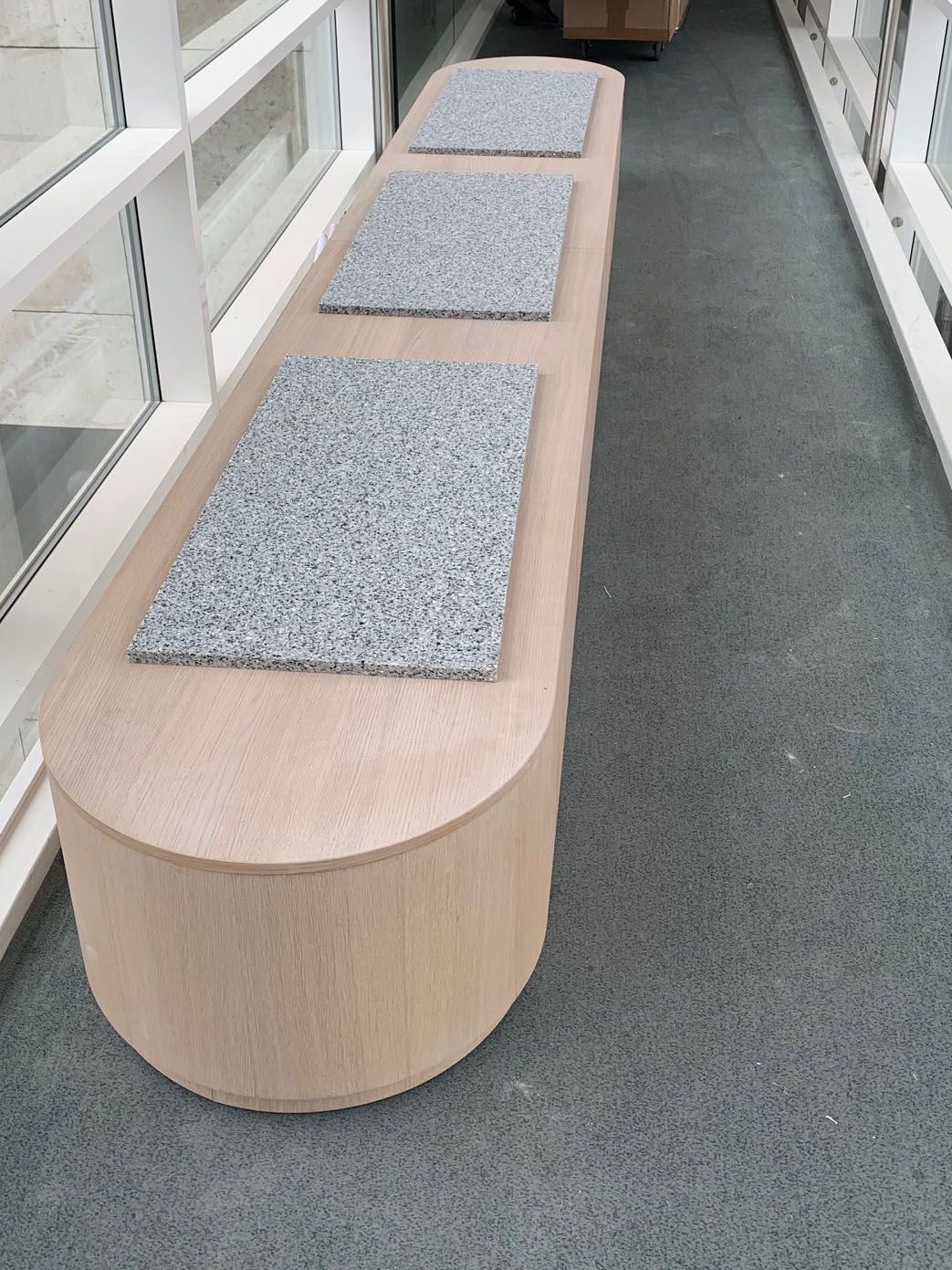 Bank Showroom Böden. Wände, Decken mit Stoff bespannt. In verschieden Themenbereiche unterteilt. Altes Bürogebäude entkernt, Böden aus Gummi, Teppich, Echtholz