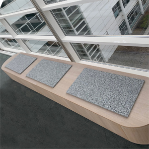 HockerShowroom Böden. Wände, Decken mit Stoff bespannt. In verschieden Themenbereiche unterteilt. Altes Bürogebäude entkernt, Böden aus Gummi, Teppich, Echtholz