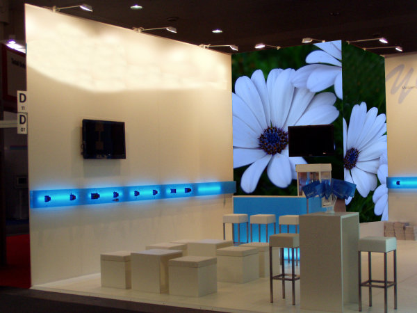 Messestand mit Flachbildschirmen, Hocker, Thekenstuhl Birte, Leuchtsulen, Leuchttheke, XXL-Druck