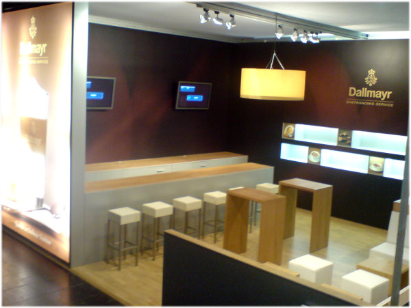 Messestand mit Loungebank Saragossa, Theke, Stehtische, Barhocker, Beleuchtung uvm.