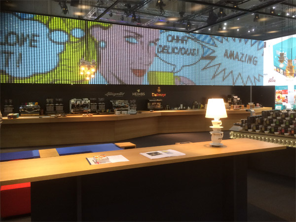 Beamerwand aus ca. 7500 Tassen Prsentationsregale, Loungembel, Deckenleuchten aus Tassen und Kaffelffeln