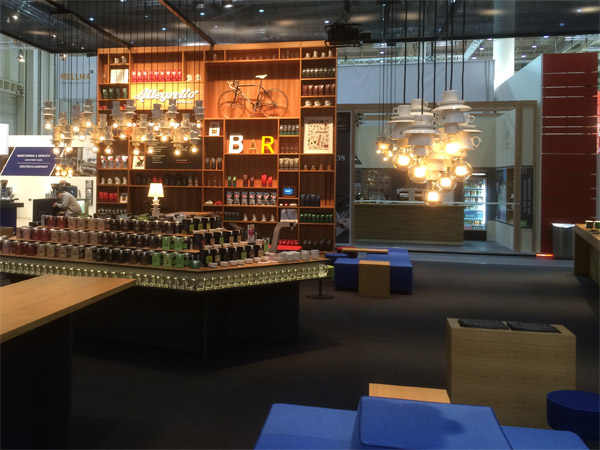 Beamerwand aus ca. 7500 Tassen Prsentationsregale, Loungembel, Deckenleuchten aus Tassen und Kaffelffeln