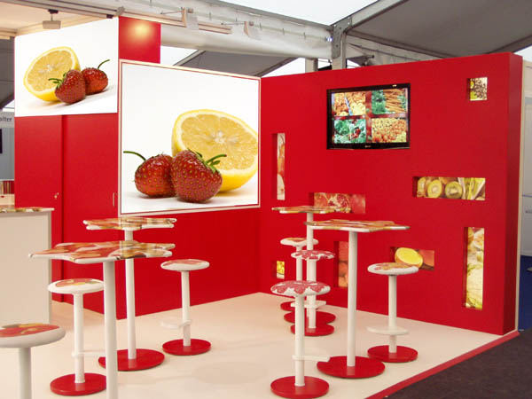 Messestand fr Lebensmitteldiscounter mit Freiformdrucken: Theke, Sthle, Hocker, Wnde, Stehtische, Prospektstnder