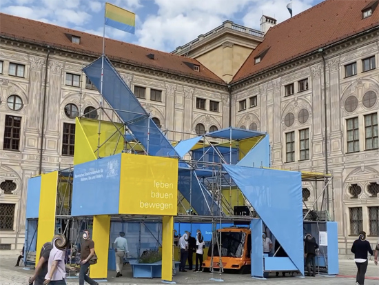Freihstehender Open Space Messestand fr das Bayrische Staatsministerium Wohnen, Bau und Verkehr auf der IAA Mobility 2021 vor der Staatskanzlei