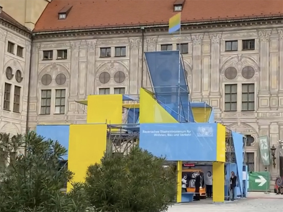 Freihstehender Open Space Messestand fr das Bayrische Staatsministerium Wohnen, Bau und Verkehr auf der IAA Mobility 2021 vor der Staatskanzlei