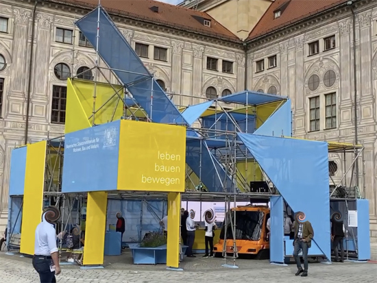 Freihstehender Open Space Messestand fr das Bayrische Staatsministerium Wohnen, Bau und Verkehr auf der IAA Mobility 2021 vor der Staatskanzlei