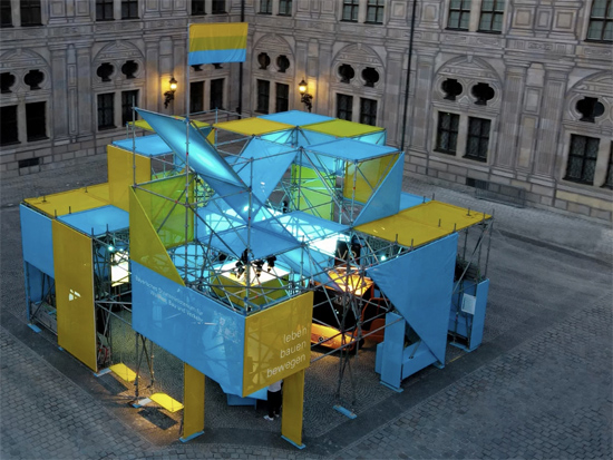 Freihstehender Open Space Messestand fr das Bayrische Staatsministerium Wohnen, Bau und Verkehr auf der IAA Mobility 2021 vor der Staatskanzlei