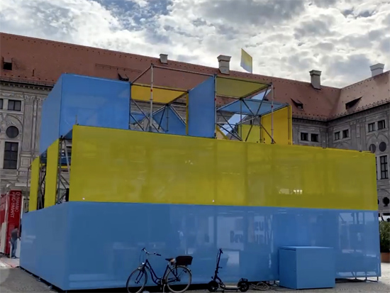 Freihstehender Open Space Messestand fr das Bayrische Staatsministerium Wohnen, Bau und Verkehr auf der IAA Mobility 2021 vor der Staatskanzlei