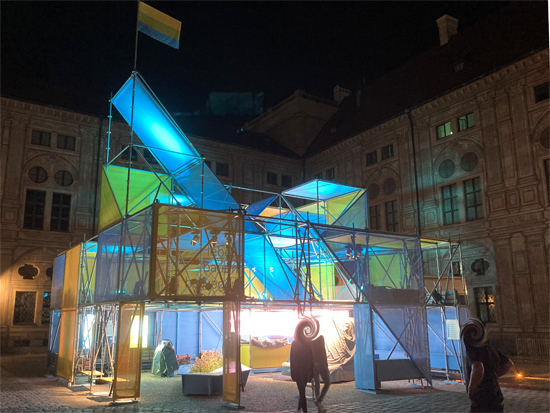 Freihstehender Open Space Messestand fr das Bayrische Staatsministerium Wohnen, Bau und Verkehr auf der IAA Mobility 2021 vor der Staatskanzlei