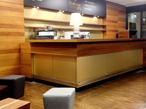 Tische Nussbaum, Theke Nussbaum Alu Gold eloxiert Sitzecke mit Bnken, Beistelltischen, Hockern