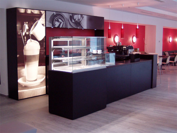 Objekteinrichtung Kaffeebar mit Theke, Leuchtelementen, Sthlen, Tischen, Stehtischen, Loungeecke, Beleuchtung