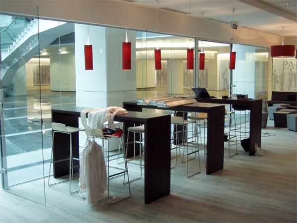 Objekteinrichtung Kaffeebar mit Theke, Leuchtelementen, Sthlen, Tischen, Stehtischen, Loungeecke, Beleuchtung