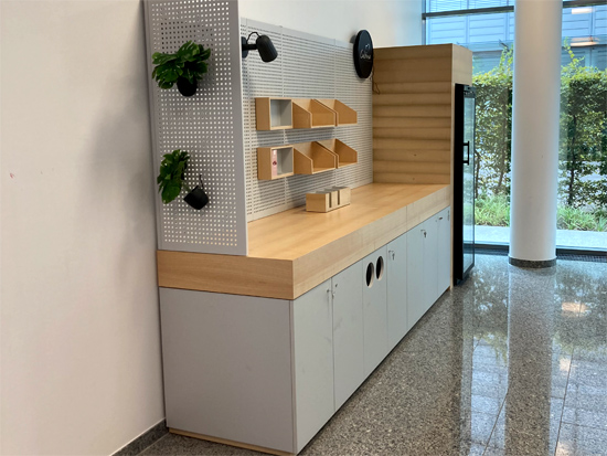 Objekteinrichtung Küche mit Kühlschrankverkleidung, Arbeitsplatte, Regalen, abschließbaren Schränken, Müllsammler, Becherhalter