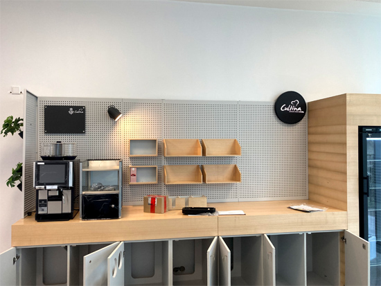 Objekteinrichtung Küche mit Kühlschrankverkleidung, Arbeitsplatte, Regalen, abschließbaren Schränken, Müllsammler, Becherhalter
