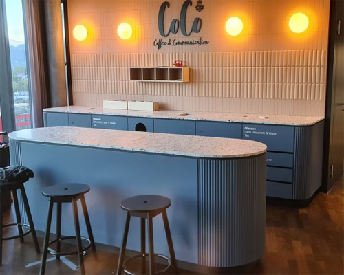 Loungecontainer, Container, Separee, Exklusivbereich, VIP, Kommunikationstheke, Terrazo Optik, Kunststeinplatte, Pagode, Vorhänge