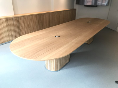 Wandverkleidung Konferenztisch XXL mit Kabeltank Eiche