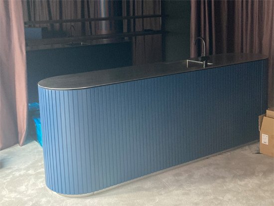 Einbauküche Lamelle mit Schränken, Tischen, Ablage, Geräten, Auszügen und Küchentheke