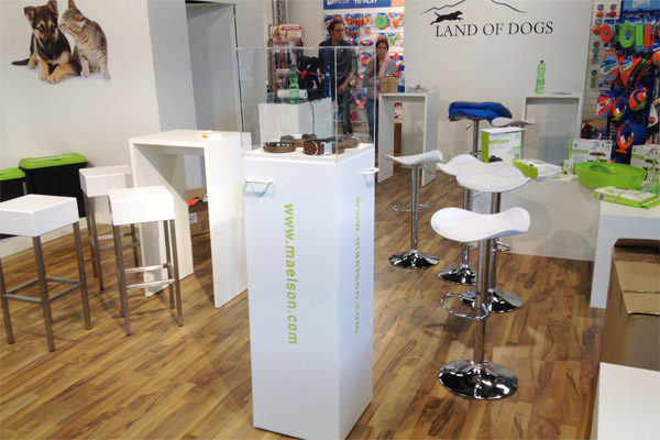 Messestand ca. 8m x 6m mit Kabine groer LCD Bildschirm
Stehtischen, Laminat, Standvitrine, Barhocker, Podesten, Beleuchtung, Traversen... 