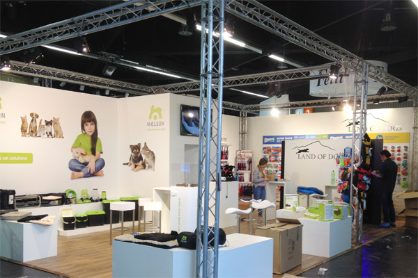 Messestand ca. 8m x 6m mit Kabine groer LCD Bildschirm
Stehtischen, Laminat, Standvitrine, Barhocker, Podesten, Beleuchtung, Traversen... 