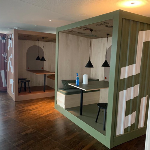 Loungecontainer, Container, Separee, Exklusivbereich, VIP, Kommunikationstheke, Terrazo Optik, Kunststeinplatte, Pagode, Vorhänge