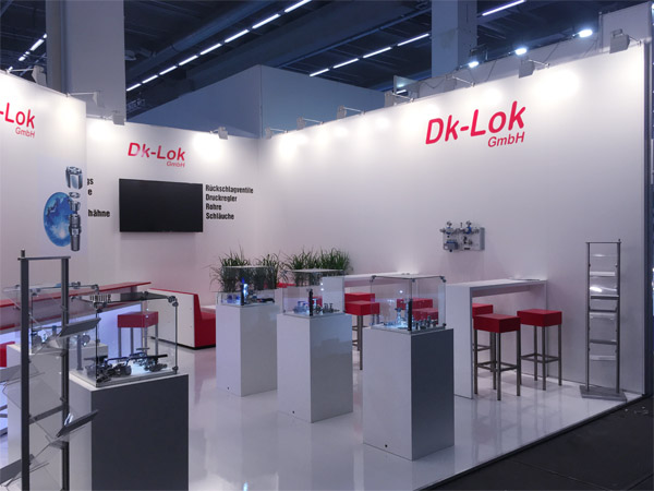 Messestand mit hochglanzboden weiß Leuchtvitrine Luftig (Akkubetrieb) Barhocker, Leuchttheke, Displays, Präsenter...