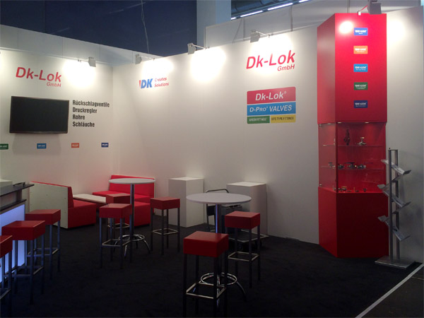 Messestand mit Barhocker, Leuchttheke, Loungehocker und Bank Serie Sinsheim
Eckvitrine Offenburg, Beleuchtung...