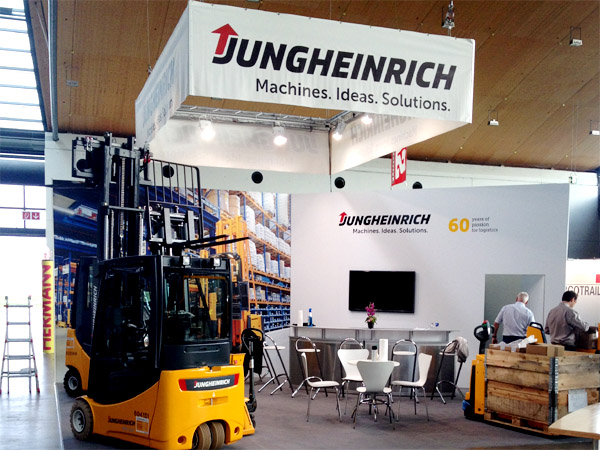 Messestand mit Digitaldrucken, Deckendisplay, Theke, Leuchtelementen, Sthlen, Tischen, Stehtischen, Beleuchtung