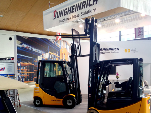 Messestand mit Digitaldrucken, Deckendisplay, Theke, Leuchtelementen, Sthlen, Tischen, Stehtischen, Beleuchtung