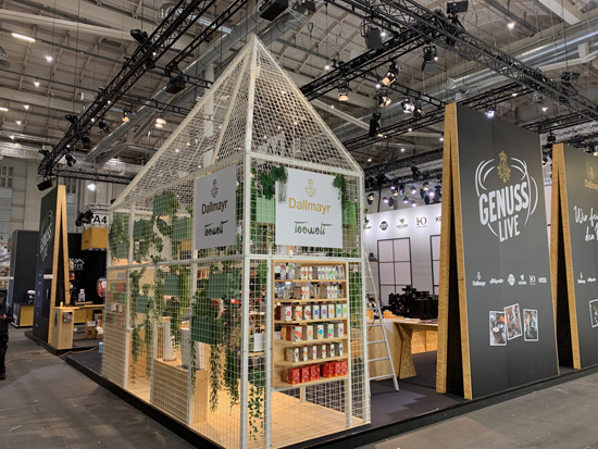 Messestand Kaffeewerkstatt 2023 Mit Theke Bewegung, Hocker Puff, Bank Kaffeewerkstatt, Grafikwänden, Teehaus, Regalen und vielem mehr