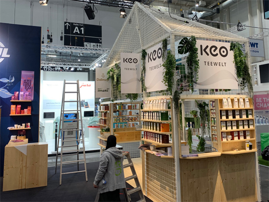 Messestand Kaffeewerkstatt 2023 Mit Theke Bewegung, Hocker Puff, Bank Kaffeewerkstatt, Grafikwänden, Teehaus, Regalen und vielem mehr