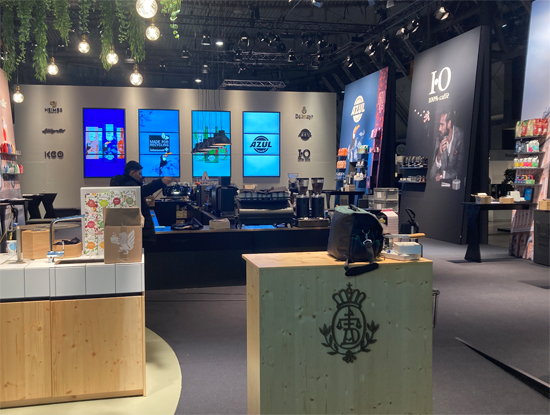 Messestand Kaffeewerkstatt 2024 Mit Theke Bewegung, Hockern , Bänken, Kaffeewerkstatt, Grafikwänden, Theke mit Fließen, Regalen und vielem mehr