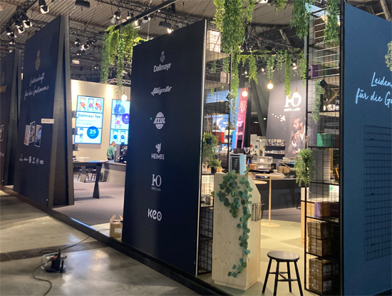 Messestand Kaffeewerkstatt 2024 Mit Theke Bewegung, Hockern , Bänken, Kaffeewerkstatt, Grafikwänden, Theke mit Fließen, Regalen und vielem mehr