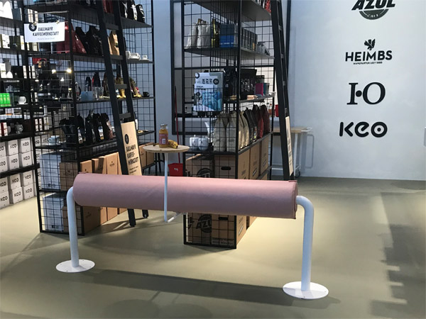 Messestand Kaffeewerkstatt, Stahlregale, Werkstattwagen, Klicklinoleum, geflieste Theke, Durchreiche, verputzte Kabine, Fenster, Anlehnhocker, Beistelltische