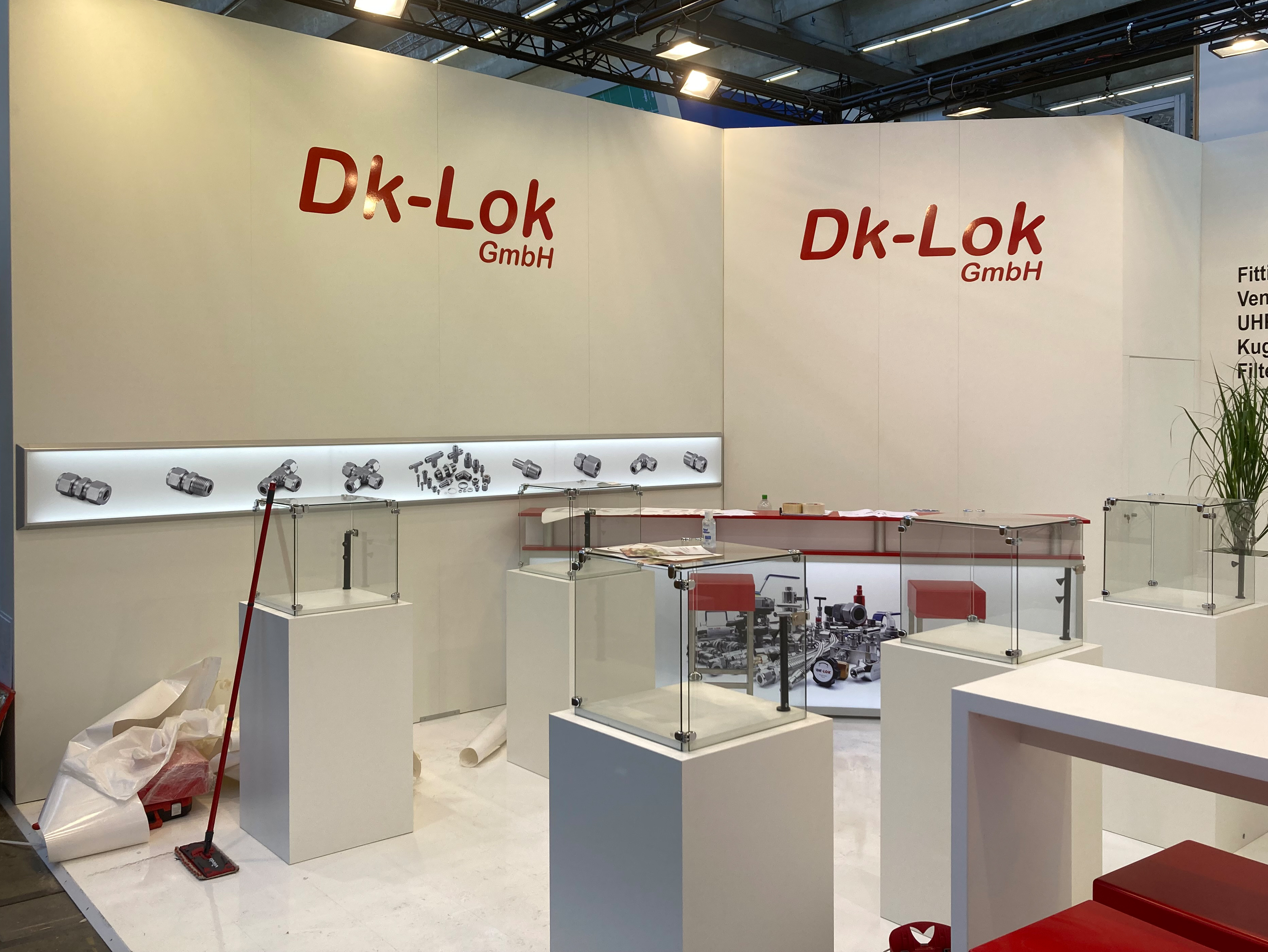 Messestand mitn Leuchtblednde Barhocker, Leuchttheke, Loungehocker und Bank Serie Sinsheim
Eckvitrine Offenburg, Beleuchtung...