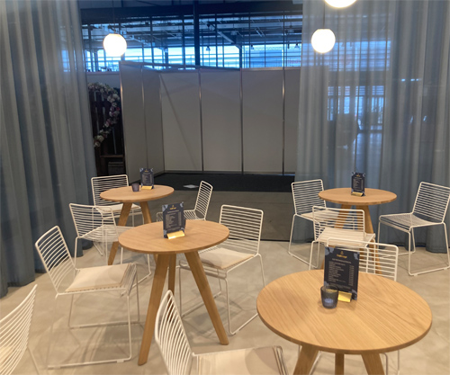 Messestand Shop mit Empfangstheke Streifen, beleuchtetem Shopregal, Hockern, Tischen, Regalen