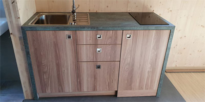 Minikche Zimmerservic mit Cerankochfeld, Sple, Khlschrank, Schubladen und optionalem Hngeschrank