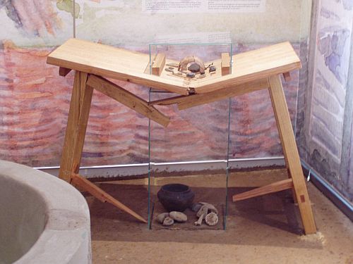 Museumsvitrine Mecklenburg Museumsmbel, Ausstellungsmbel, Objektmbel Klappstuhl Mecklenburg, Kommoden, Tische, Pulte