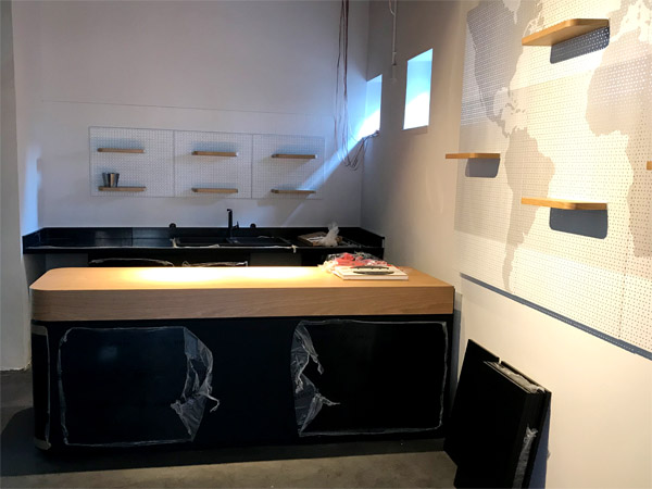 Theke mit Sple, Lochrckwand mit Einhngebden und Digitaldruck