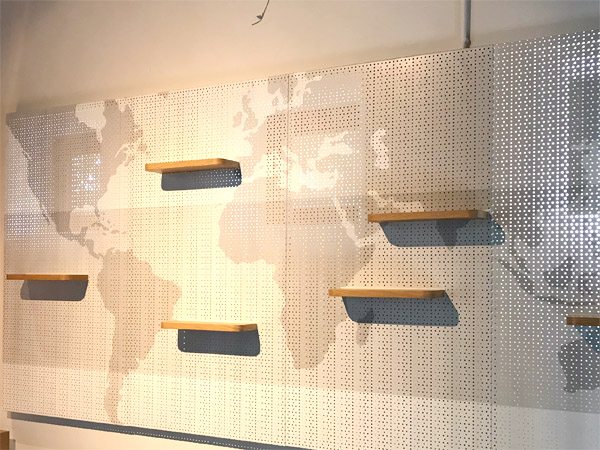 Theke mit Sple, Lochrckwand mit Einhngebden und Digitaldruck