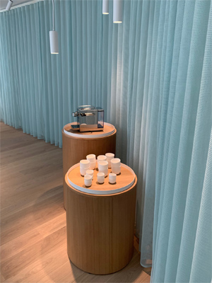 Podest Showroom Böden. Wände, Decken mit Stoff bespannt. In verschieden Themenbereiche unterteilt. Altes Bürogebäude entkernt, Böden aus Gummi, Teppich, Echtholz