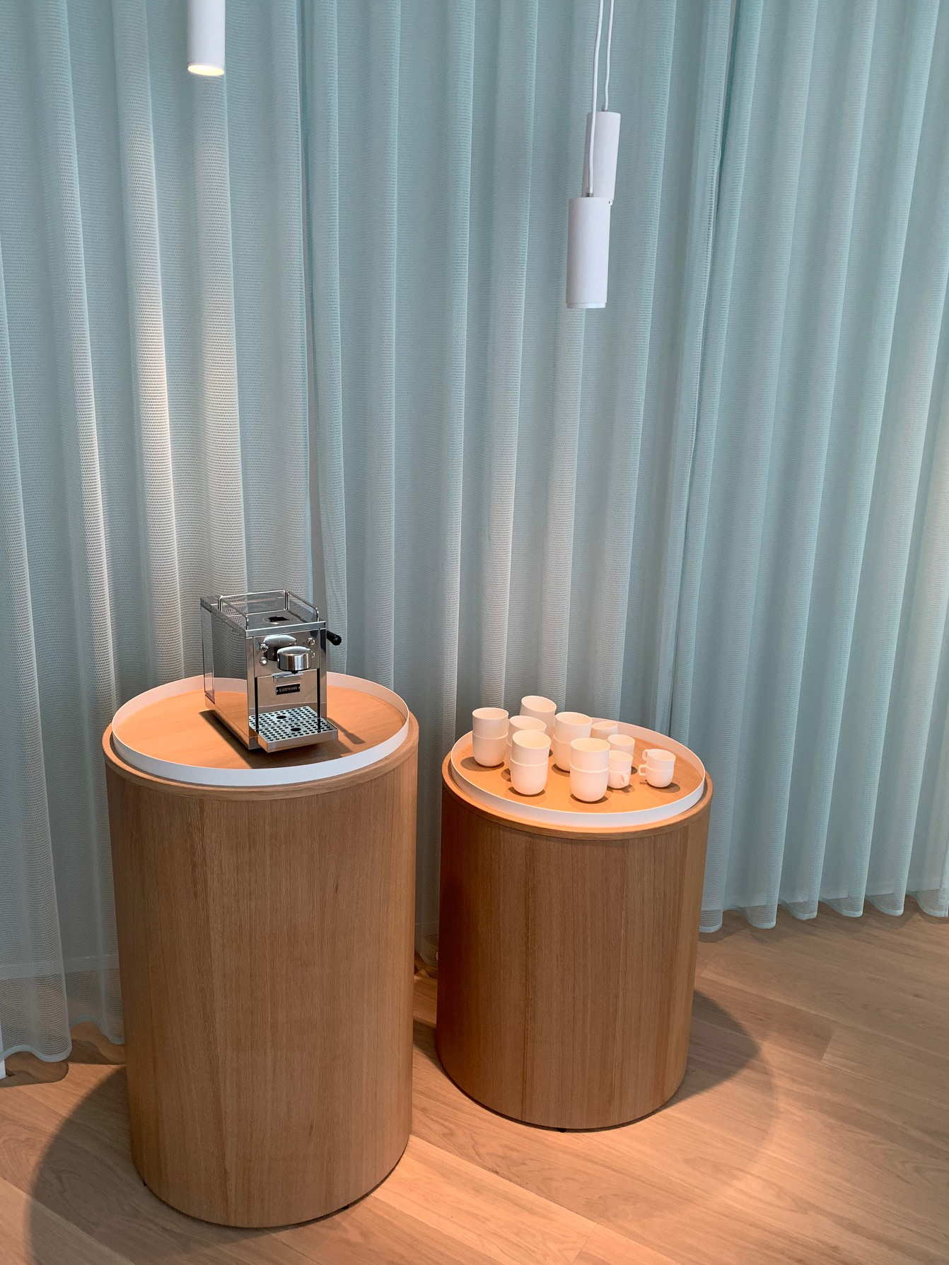 Podest Showroom Böden. Wände, Decken mit Stoff bespannt. In verschieden Themenbereiche unterteilt. Altes Bürogebäude entkernt, Böden aus Gummi, Teppich, Echtholz