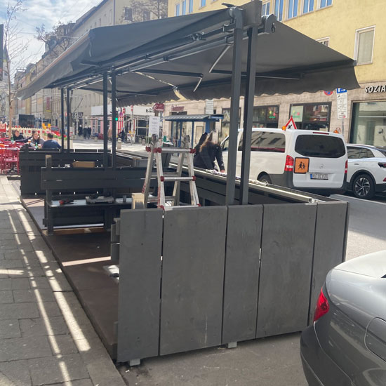 Schanigarten die Oase in der Stadt Konstruktion Transport Aufbau