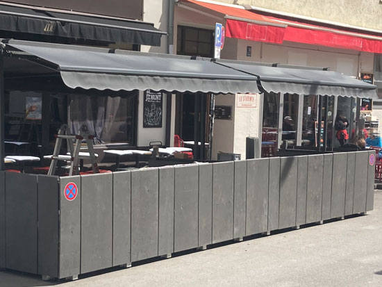 Schanigarten die Oase in der Stadt Konstruktion Transport Aufbau