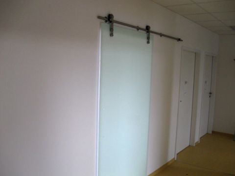 Objekteinrichtung Fitnessstudio mit Empfangstheken, Glasschiebetren, Spinden, Schrnken, Spiegelwand