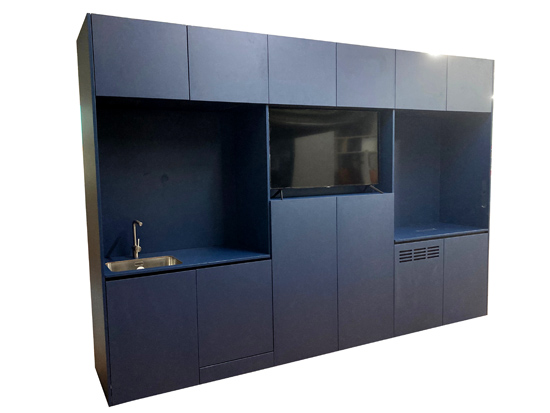 Objekteinrichtung Showkche Vollkernarbeitsplatte, eingefrstes Waschbecken rckseitig verklebt, Mllkipper aus Aluminium, Arbeitsplatte aus Edelstahl mit Kabelausschnitten